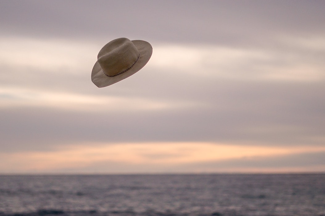 Летела шляпа. Шляпа улетела. Летающая шляпа. Соломенная шляпа на ветру. Унесенные ветром шляпа.